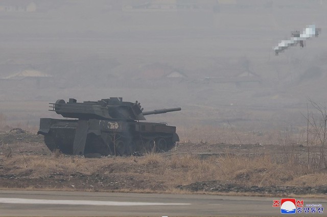 Ch&ugrave;m ảnh &ocirc;ng Kim Jong un thị s&aacute;t cuộc thử nghiệm UAV mới t&iacute;ch hợp AI  - Ảnh 11.