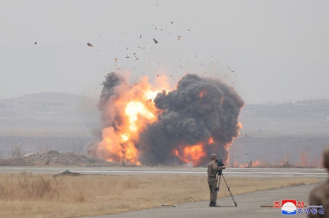 Ch&ugrave;m ảnh &ocirc;ng Kim Jong un thị s&aacute;t cuộc thử nghiệm UAV mới t&iacute;ch hợp AI  - Ảnh 12.