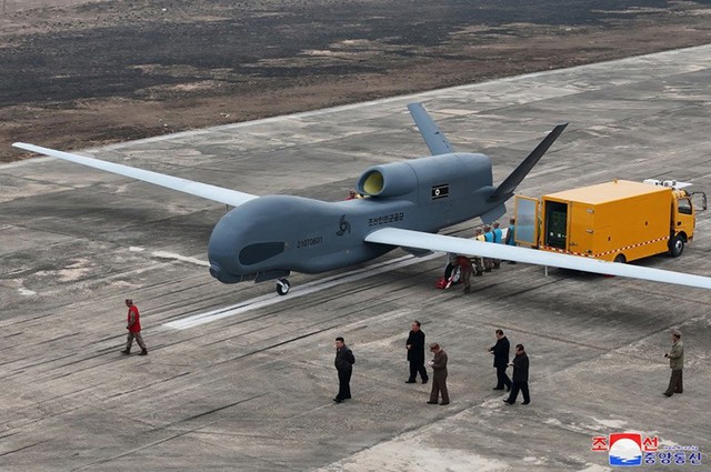 Ch&ugrave;m ảnh &ocirc;ng Kim Jong un thị s&aacute;t cuộc thử nghiệm UAV mới t&iacute;ch hợp AI  - Ảnh 3.
