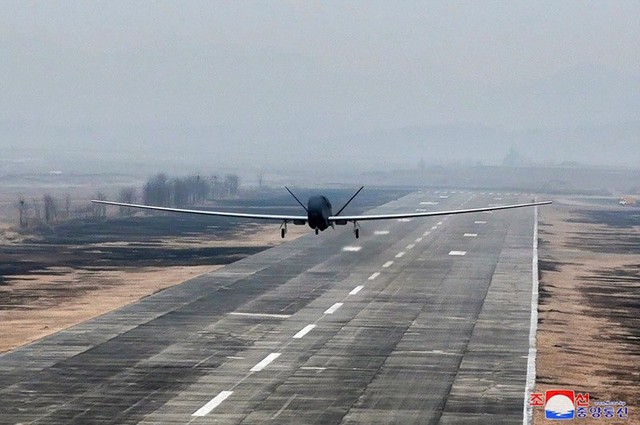 Ch&ugrave;m ảnh &ocirc;ng Kim Jong un thị s&aacute;t cuộc thử nghiệm UAV mới t&iacute;ch hợp AI  - Ảnh 4.