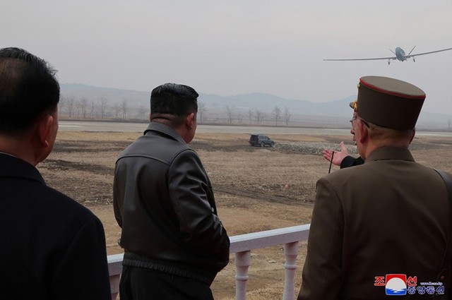 Ch&ugrave;m ảnh &ocirc;ng Kim Jong un thị s&aacute;t cuộc thử nghiệm UAV mới t&iacute;ch hợp AI  - Ảnh 5.