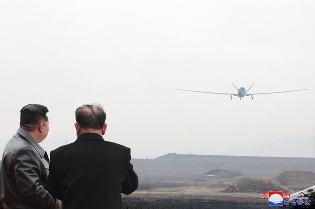 Ch&ugrave;m ảnh &ocirc;ng Kim Jong un thị s&aacute;t cuộc thử nghiệm UAV mới t&iacute;ch hợp AI  - Ảnh 6.