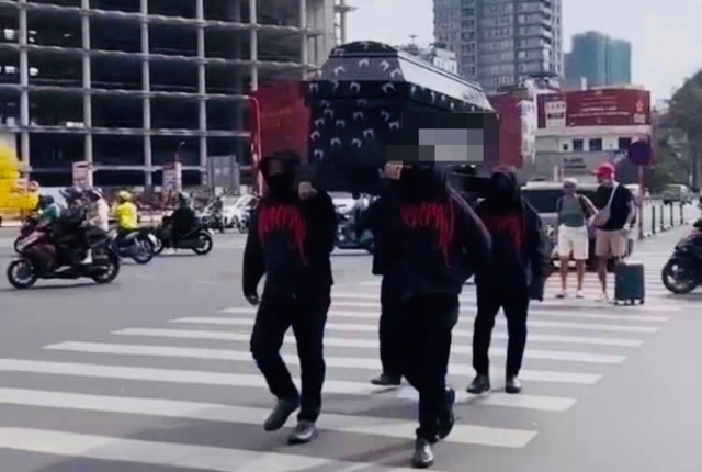 Bắt khẩn cấp Hồ Ngọc Tuấn và 8 đối tượng khác trong vụ khiêng 'quan tài' diễu phố - Ảnh 1.