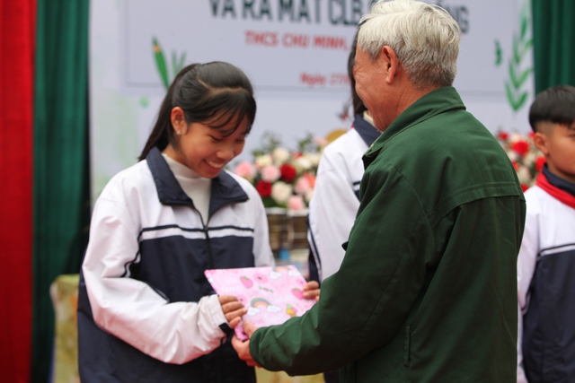 "Bao giờ chúng em được đọc những cuốn sách này?" - Ảnh 12. "Bao giờ chúng em được mượn những cuốn sách này?" - Ảnh 12.
