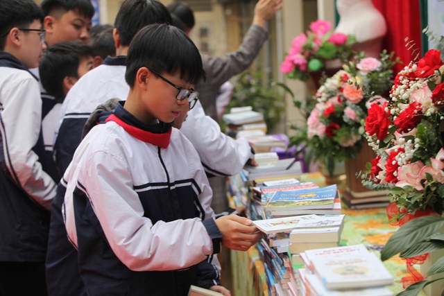 "Bao giờ chúng em được đọc những cuốn sách này?" - Ảnh 6. "Bao giờ chúng em được mượn những cuốn sách này?" - Ảnh 6.