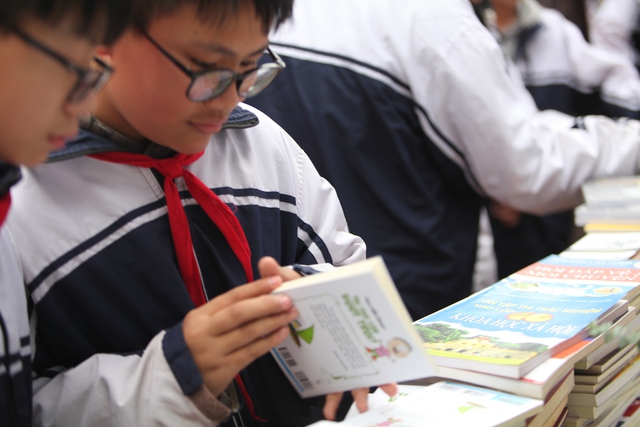 "Bao giờ chúng em được đọc những cuốn sách này?" - Ảnh 5. "Bao giờ chúng em được mượn những cuốn sách này?" - Ảnh 5.