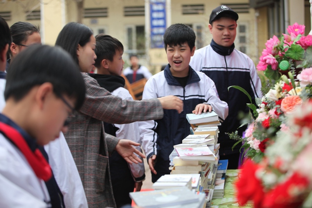 "Bao giờ chúng em được đọc những cuốn sách này?" - Ảnh 4. "Bao giờ chúng em được mượn những cuốn sách này?" - Ảnh 4.