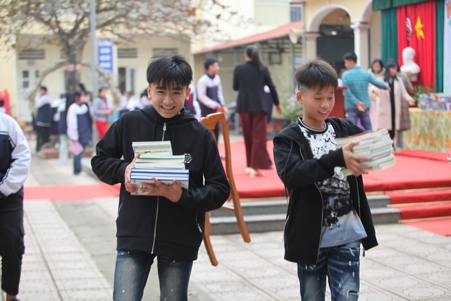 "Bao giờ chúng em được đọc những cuốn sách này?" - Ảnh 7. "Bao giờ chúng em được mượn những cuốn sách này?" - Ảnh 7.