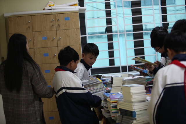 "Bao giờ chúng em được đọc những cuốn sách này?" - Ảnh 2. "Bao giờ chúng em được mượn những cuốn sách này?" - Ảnh 2.