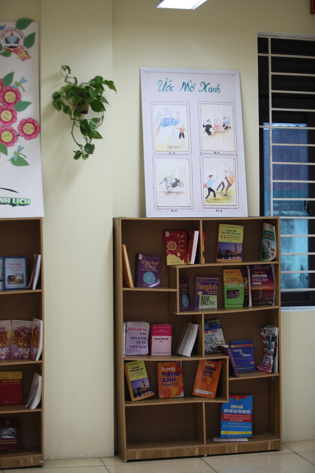 "Bao giờ chúng em được đọc những cuốn sách này?" - Ảnh 1. "Bao giờ chúng em được mượn những cuốn sách này?" - Ảnh 1.