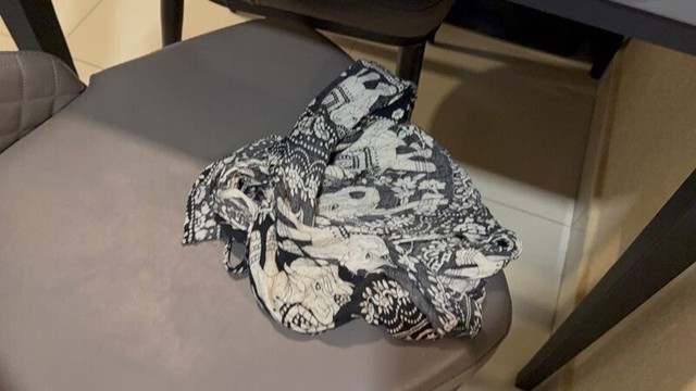 Người đàn ông đau khổ khi bạn gái tự sát ở trong phòng - Ảnh 2.