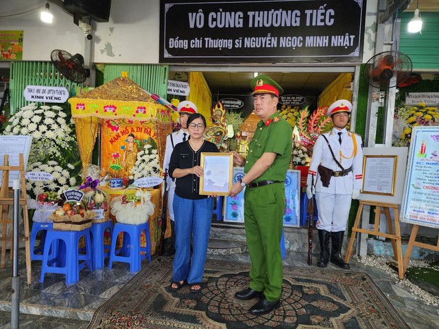 Buổi sáng cuối cùng của chiến sĩ cảnh sát bị đâm tử vong: Mang đồ ăn sáng cho mẹ, rồi đi không về nữa - Ảnh 1.