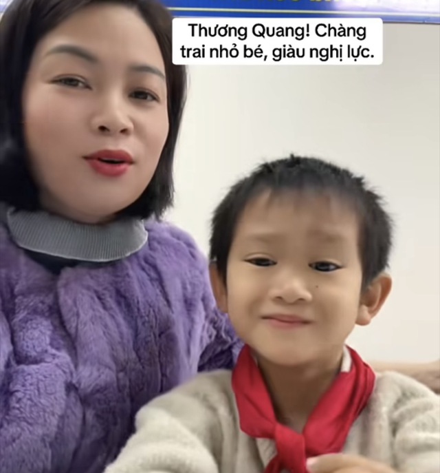 Nam sinh lớp 5 bị bệnh tim, dị tật 2 tay hát dân ca cực ngọt: Hoàn cảnh rất éo le, chuẩn bị phẫu thuật - Ảnh 1.