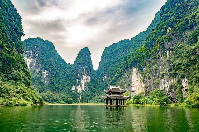 Quần thể danh thắng Tràng An có diện tích 6.172ha thuộc địa bàn các huyện Hoa Lư, Gia Viễn, Nho Quan, thị xã Tam Điệp và thành phố Ninh Bình. Ảnh: https://vietnamtourism.gov.vn/