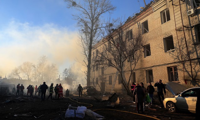 Nga đánh lớn khiến ông Zelensky "cầu khẩn", Tổng thống Trump “tán thành” nước đi của ông Putin - Ảnh 1.