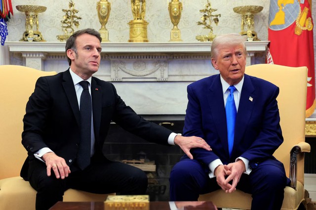 Tổng thống Pháp Emmanuel Macron và Tổng thống Mỹ Donald Trump gặp nhau tại Nhà Trắng ở Washington, D.C., vào ngày 24/2/2025. Ảnh: Reuters