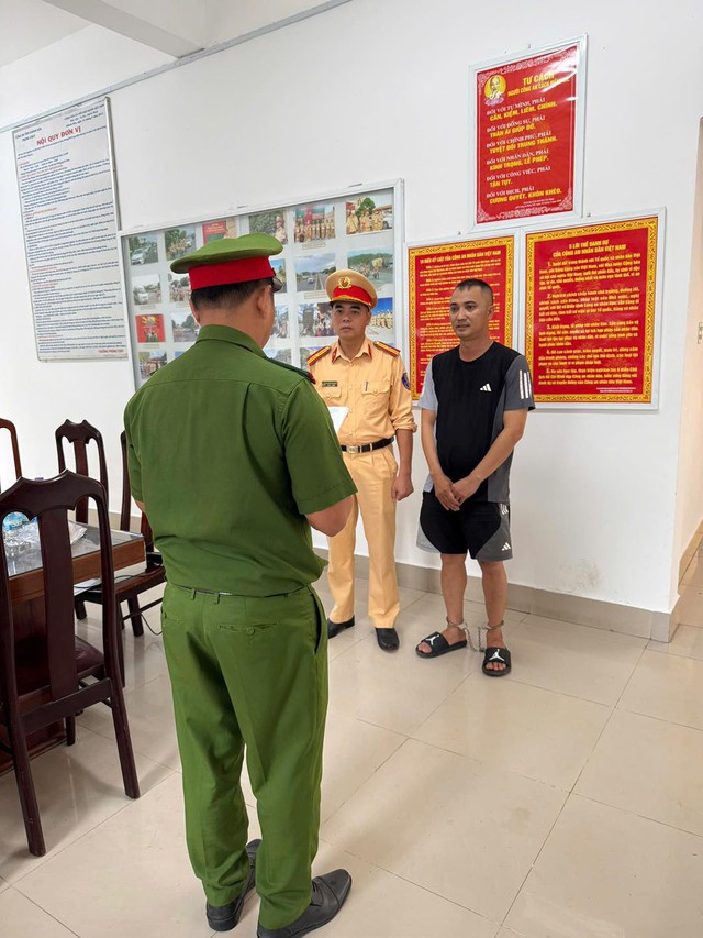 Lệnh giữ người trong trường hợp khẩn cấp với tài xế ô tô dùng gậy đánh tới tấp người đi xe máy - Ảnh 2.