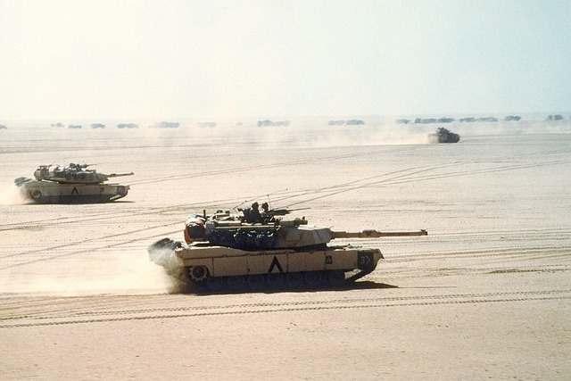 Chiến tích huyền thọai của xe tăng M1A1 Abrams trong Chiến dịch Bão táp Sa mạc - Ảnh 1.