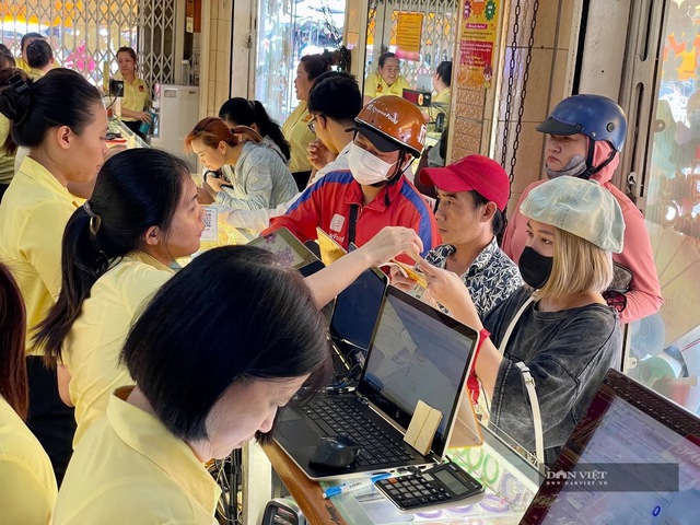 Xếp hàng mua vàng giá 104 triệu đồng, người phụ nữ tiếc “đứt ruột” vì lúc vàng thấp chồng cản không mua - Ảnh 3.