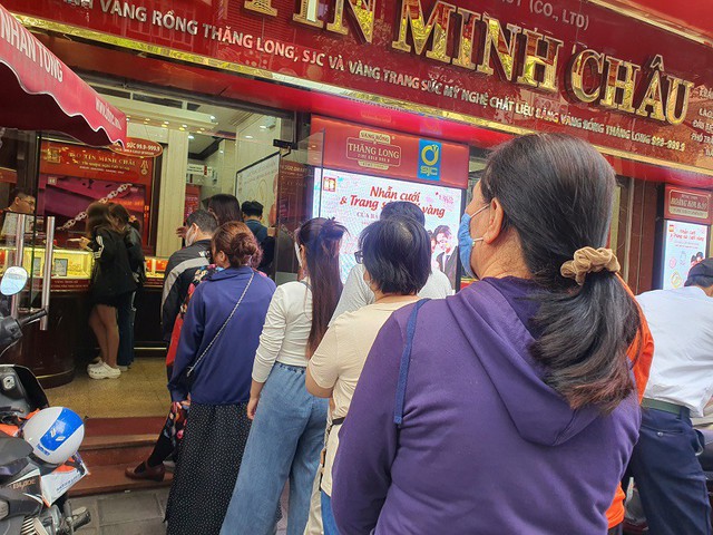 Xếp hàng mua vàng giá 104 triệu đồng, người phụ nữ tiếc “đứt ruột” vì lúc vàng thấp chồng cản không mua - Ảnh 2.