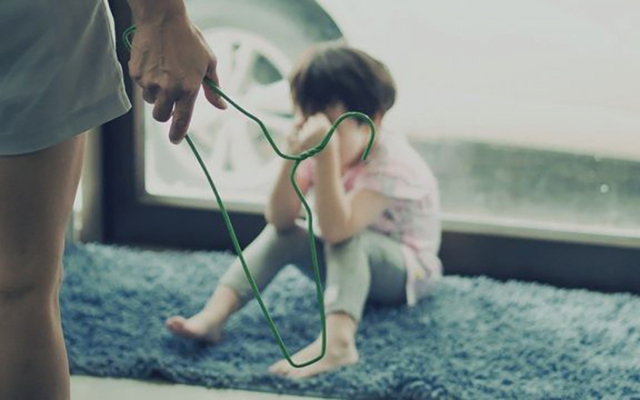 Cháu gái bỗng khóc thét khi bà chạm vào lưng, bà nội bật khóc khi phát hiện sự thật sau lớp áo - Ảnh 2.