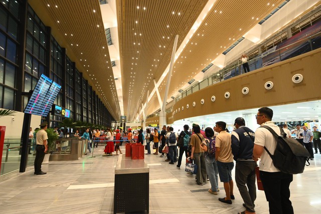 Chuyến bay đầu tiên cất cánh, nhà ga 10.990 tỷ đồng của Việt Nam chính thức ghi tên vào bản đồ hàng không - Ảnh 4.