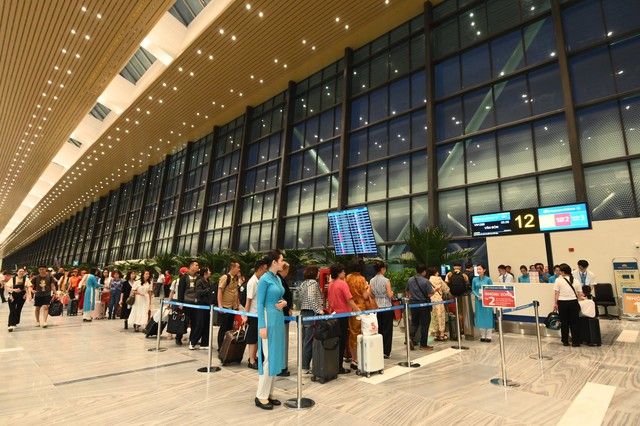 Chuyến bay đầu tiên cất cánh, nhà ga 10.990 tỷ đồng của Việt Nam chính thức ghi tên vào bản đồ hàng không - Ảnh 7.