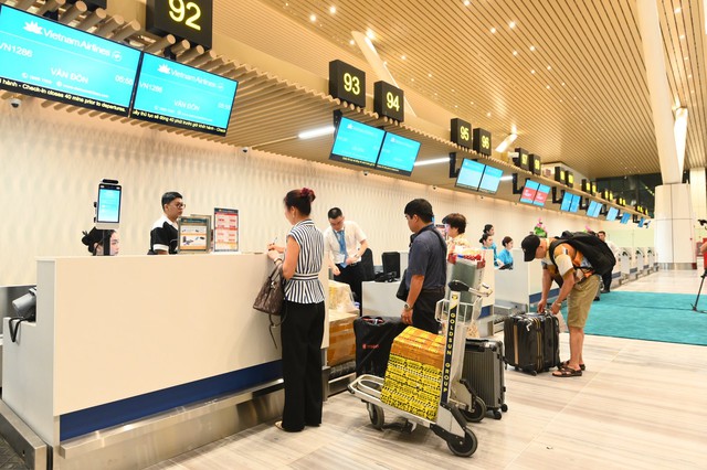 Chuyến bay đầu tiên cất cánh, nhà ga 10.990 tỷ đồng của Việt Nam chính thức ghi tên vào bản đồ hàng không - Ảnh 8.