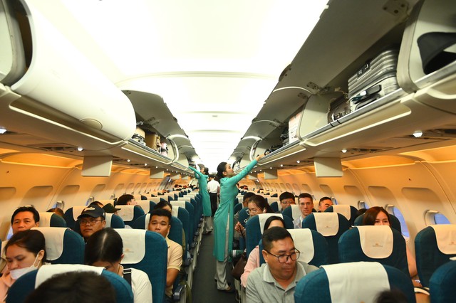 Chuyến bay đầu tiên cất cánh, nhà ga 10.990 tỷ đồng của Việt Nam chính thức ghi tên vào bản đồ hàng không - Ảnh 15.