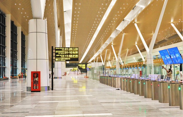 Chuyến bay đầu tiên cất cánh, nhà ga 10.990 tỷ đồng của Việt Nam chính thức ghi tên vào bản đồ hàng không - Ảnh 2.