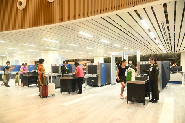 Chuyến bay đầu tiên cất cánh, nhà ga 10.990 tỷ đồng của Việt Nam chính thức ghi tên vào bản đồ hàng không - Ảnh 5.