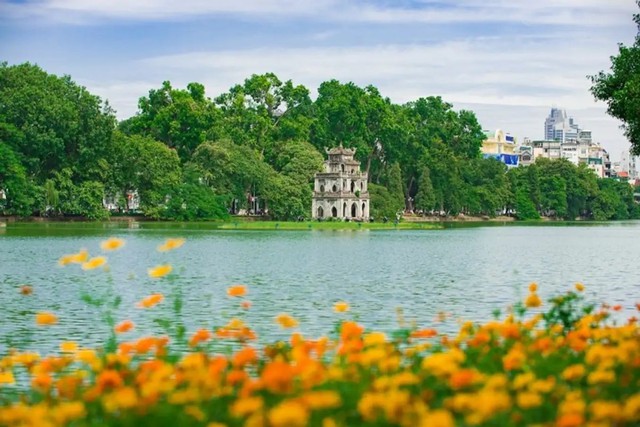 Khách tây thích thú khu chợ bí ẩn dưới lòng đất ở Hà Nội: Cầm 100.000 đồng, có thể ăn tới 3 món khác nhau - Ảnh 6.