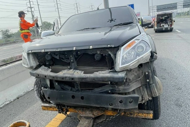 Xích mích ở trạm thu phí, tài xế BMW đuổi theo xe bán tải, camera ghi lại màn trả thù đáng sợ - Ảnh 3.