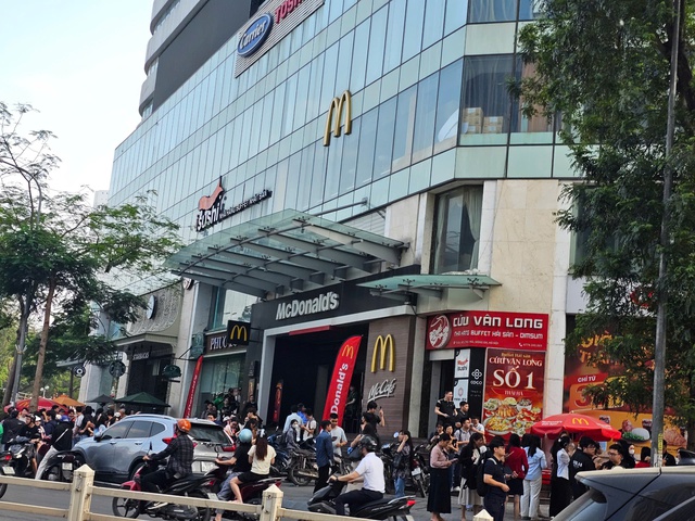 Hiện trường vụ cháy dữ dội tại tòa nhà 18 tầng ở Hà Nội, cột khói bốc cao hàng chục mét - Ảnh 7.