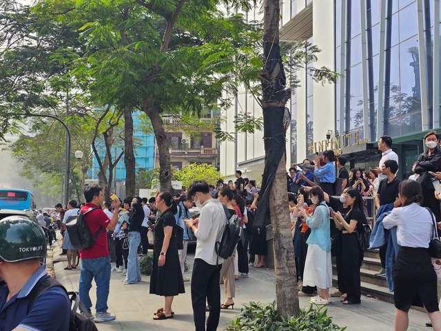 Hiện trường vụ cháy dữ dội tại tòa nhà 18 tầng ở Hà Nội, cột khói bốc cao hàng chục mét - Ảnh 5.