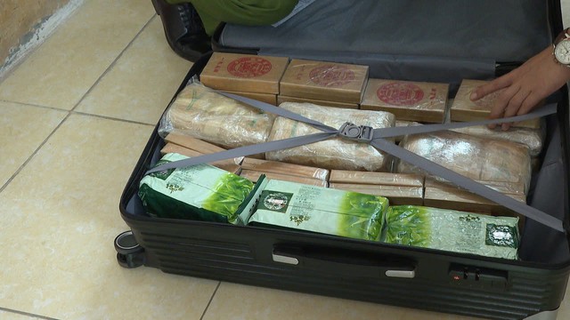 [Ảnh] Cận cảnh triệt phá đường dây ma túy xuyên quốc gia, bắt 'ông trùm' 48 tuổi và 72 đàn em - Ảnh 12.