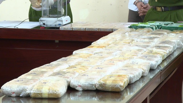 [Ảnh] Cận cảnh triệt phá đường dây ma túy xuyên quốc gia, bắt 'ông trùm' 48 tuổi và 72 đàn em - Ảnh 11.
