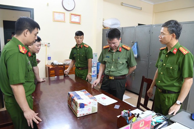 [Ảnh] Cận cảnh triệt phá đường dây ma túy xuyên quốc gia, bắt 'ông trùm' 48 tuổi và 72 đàn em - Ảnh 3.