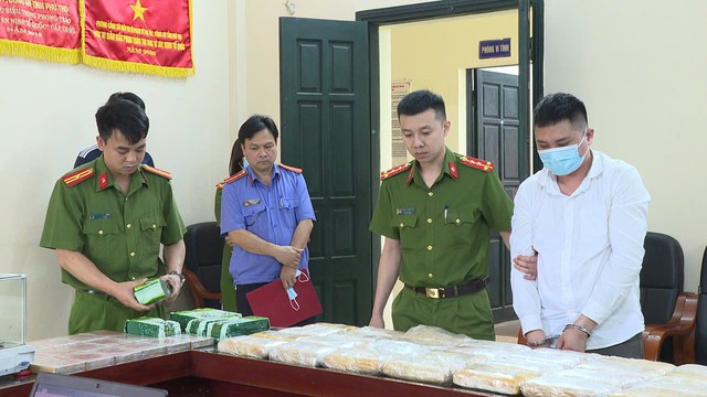 [Ảnh] Cận cảnh triệt phá đường dây ma túy xuyên quốc gia, bắt 'ông trùm' 48 tuổi và 72 đàn em - Ảnh 7.