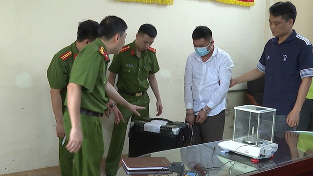 [Ảnh] Cận cảnh triệt phá đường dây ma túy xuyên quốc gia, bắt 'ông trùm' 48 tuổi và 72 đàn em - Ảnh 8.