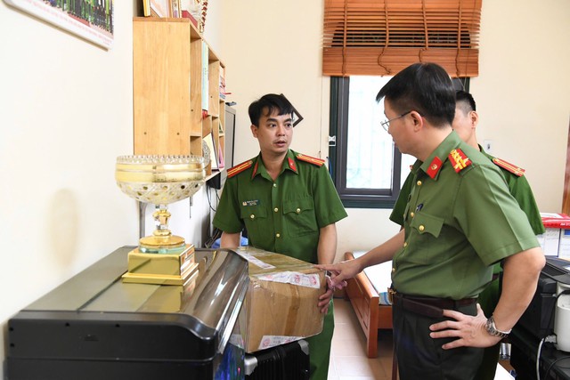 [Ảnh] Cận cảnh triệt phá đường dây ma túy xuyên quốc gia, bắt 'ông trùm' 48 tuổi và 72 đàn em - Ảnh 4.