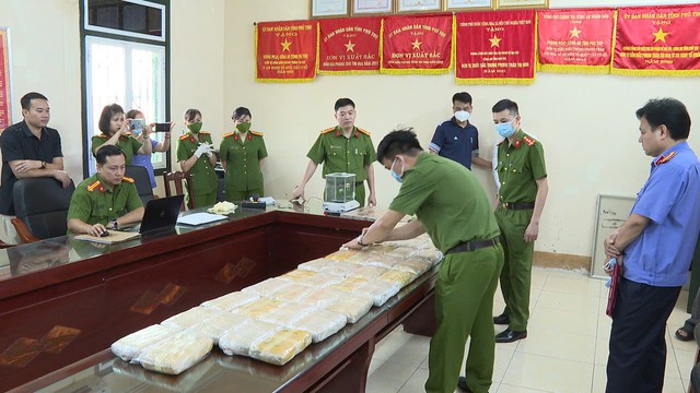 [Ảnh] Cận cảnh triệt phá đường dây ma túy xuyên quốc gia, bắt 'ông trùm' 48 tuổi và 72 đàn em - Ảnh 2.