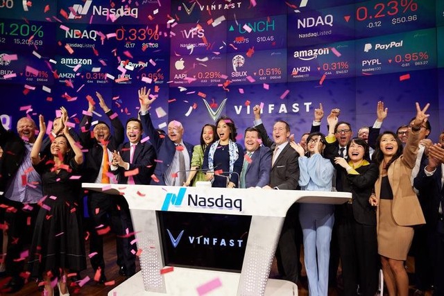 Vào 20h ngày 15/8/2023 (giờ Việt Nam), VinFast đã rung chuông ra mắt trên Nasdaq Global Select Market, chính thức trở thành công ty niêm yết đại chúng có tầm vóc toàn cầu. Vào 20h ngày 15/8/2023 (giờ Việt Nam), VinFast đã rung chuông ra mắt trên Nasdaq Global Select Market, chính thức trở thành công ty niêm yết đại chúng có tầm vóc toàn cầu.