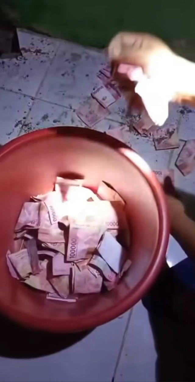 Tường nhà bất ngờ "nhả ra" đầy tiền, kết luận của cảnh sát khiến gia chủ dở khóc dở cười - Ảnh 2.