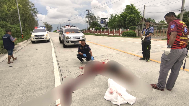 Người đàn ông đột ngột lao ra đường, đập cửa khiến các tài xế tái mặt, nhanh chóng chịu hậu quả - Ảnh 2.