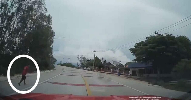 Người đàn ông đột ngột lao ra đường, đập cửa khiến các tài xế tái mặt, nhanh chóng chịu hậu quả - Ảnh 1.