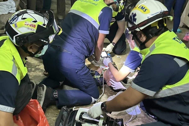 Đến nhà dân để sơ tán trăn khủng, nhân viên cứu hộ bị con vật tấn công bất ngờ, chủ nhà... - Ảnh 2.