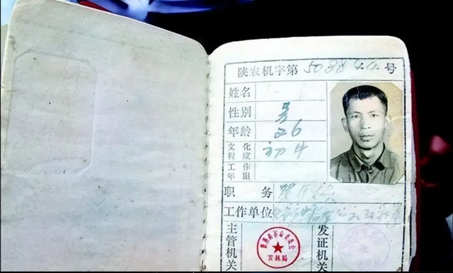 Cảnh sát yêu cầu, cụ ông 72 tuổi xuất trình bằng lái viết tay, nào ngờ sau khi xem anh nói: Mời ông đi! - Ảnh 3.