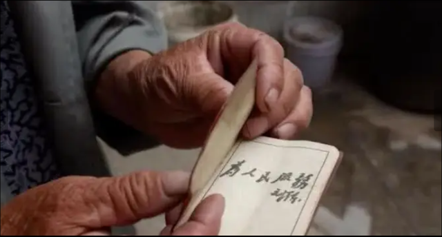 Cảnh sát yêu cầu, cụ ông 72 tuổi xuất trình bằng lái viết tay, nào ngờ sau khi xem anh nói: Mời ông đi! - Ảnh 2.