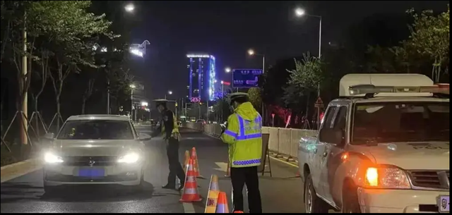 Cảnh sát yêu cầu, cụ ông 72 tuổi xuất trình bằng lái viết tay, nào ngờ sau khi xem anh nói: Mời ông đi! - Ảnh 1.